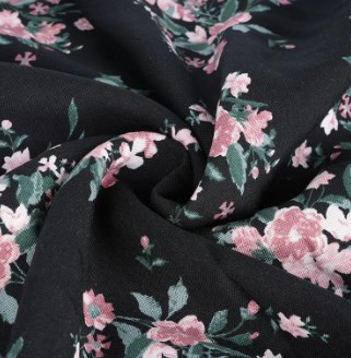 Hvordan yter polyestertrykkstoff når det gjelder holdbarhet og fargegjengivelse?